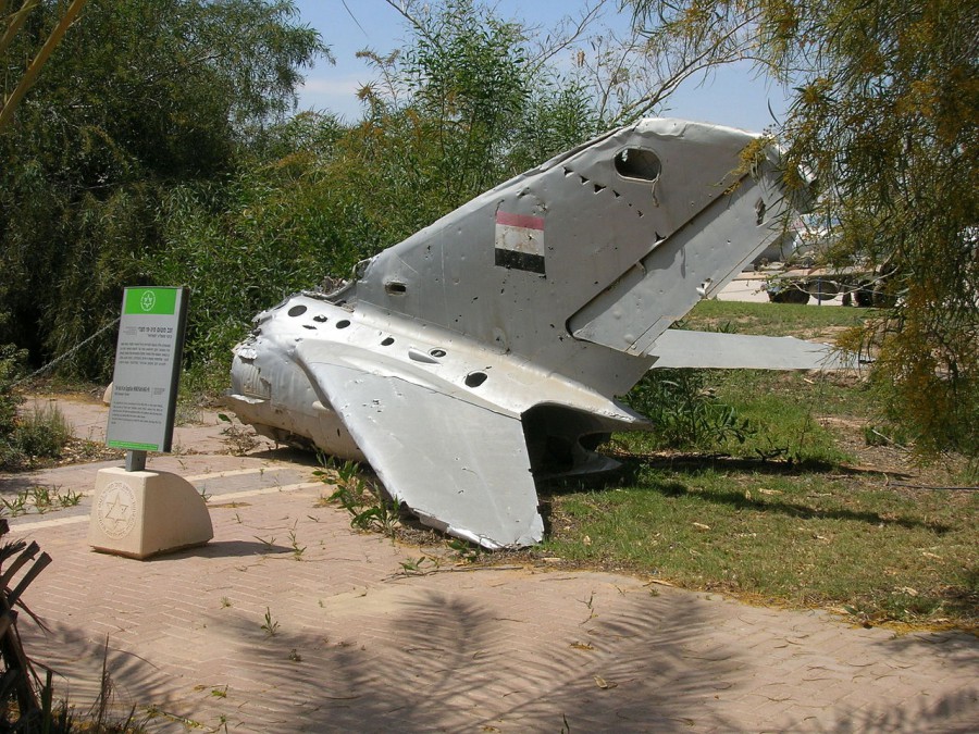 1280px-Tail_of_an_Egyptian_Air_Force_Mikoyan_Mig-19_(468999556).jpg